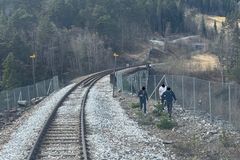 Personer ved sporet nær Kylling bru på Raumabanen langfredag 2025.