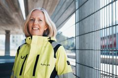 Konsernsjef i gule klær foran redningstoget.