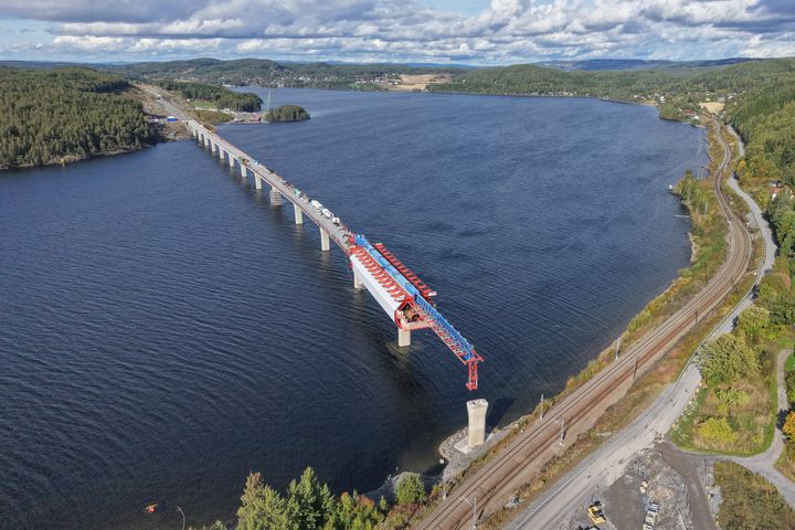 Den 1026 meter lange Tangenvika jernbanebru som er under bygging, når snart land på Espa.