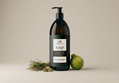 Fuktighetsgivende showergel. Vetiver Cologne er en grønn og energisk duft som vekker sansene og etterlater en varig friskhet.  1000 ml. Kr 179,-