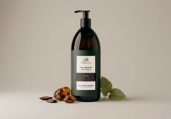 Fuktighetsgivende shower gel. Oriental Wood er en gåtefull og varm duft der elegant sedertre møter forførende amber og patchouli. 1000 ml. Kr 179,-
