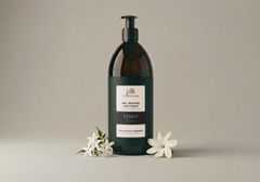 Fuktighetsgivende showergel. Jasmin & Tiaré er en eksotisk og delikat blomsterduft som omslutter kroppen og gir et rolig øyeblikk fylt av velvære. 1000 ml. Kr 179,-