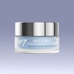No7 Prime Forever™ Moisturiser tilfører fukt og gir en glattere og mer strålende hud. Lett, gelaktig formel. 100 timers fuktighet. Dermatologisk testet. Kr 549,90
