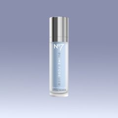 No7 Prime Forever™ SPF50 Primer gir høy solbeskyttelse, jevner hudtonen, tilfører langvarig fukt og fungerer som primer slik at makeupen sitter hele dagen. Lett tekstur og absorberes raskt. Dermatologisk testet. Egnet for alle hudtyper, også sensitiv hud. Kr 399,90