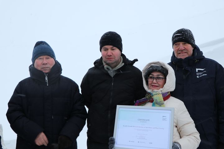 Landbruks- og maministeren delter ut sertifikat til representanter fra Kazakhstan (representant fra NordGen til høyre)