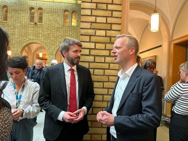 FORNØYD: Legemiddelindustriens leder Leif Rune Skymoen i samtale med helseminister Jan Christian Vestre etter budsjettfremleggelsen i dag.