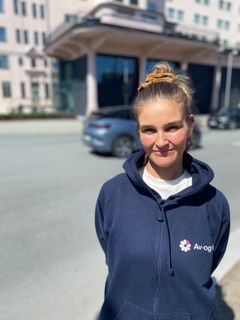 bilde av kommunikasjonssjef i Av-og-til, Eli Marie Stavlund - fotografert ved en vei