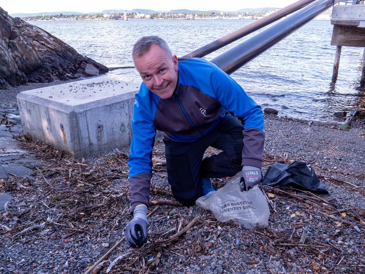 Øivind Brevik rydder søppel på strand.