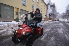 Per er avhengig av sin elektriske scooter for å komme seg rundt i nabolaget. Som mange i området sliter han med helsa. Foto: Teddy TV/TV 2.