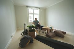 Petter er på plass i den kommunale toroms-leiligheten som skal være hans hjem de neste 40 dagene. Foto: Teddy TV/TV 2.