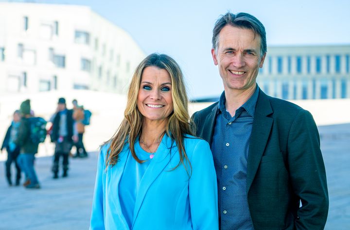 FAMILIEKODEN: Katrine Moholt leder TV 2-programmet «Familiekoden», mens Reidar Hjermann har ekspertrollen. Foto: Håvard Solem/TV 2