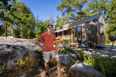 Michael Matzinger (54) bryter opp fra alt han kjenner og flytter fra 200 kvm i Bærum til et mikrohus i skogen. Foto: Espen Solli/TV 2.