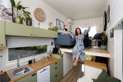 Maria Lønnemo (31) er en drømmer som må pushe grenser for å kjenne at hun lever. Hun har tatt jegerprøven for å skaffe sin egen kortreiste mat. Foto: Espen Solli/TV 2.