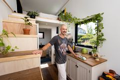 Erik Svenningsen (25) bygger mikrohuset som skal bli hans første egne bolig, hvor han og kjæresten skal bo. Foto: Espen Solli/TV 2.