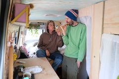 Småbarnsforeldrene Julie Valsø (29) og Espen Valsø (30) flytter fra hus og hage til en ombygget van på 10 kvm. Foto: Haakon Wettre/TV 2.