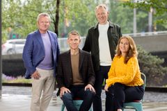 VALGNATT: Morten Sandøy (t.v.) og Elin Ludvigsen leder seerne gjennom valgnatten på TV 2. Tallanker Kjetil H. Dale (stående bak) og politisk kommentator Aslak Eriksrud (sittende) blir også sentrale. Foto: Espen Solli/TV 2