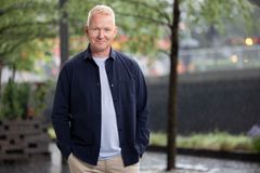 PÅ BAKROMMET: Rune Kjos leder Bakrommet før og etter partilederdebattene sammen med Guri Solberg. Foto: Espen Solli/TV 2