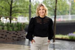 PÅ BAKROMMET: Guri Solberg leder Bakrommet før og etter partilederdebattene sammen med Rune Kjos. Foto: Espen Solli/TV 2