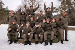 Hele Tropp 3 samlet med oberst Dag Otto Lauritzen og major Kristian Ødegård i Bømoen leir på Voss. Foto: Matti Bernitz/TV 2.