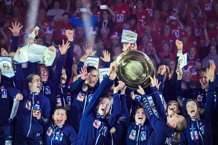 Håndballjentene jubler etter å ha vunnet finalen i håndball-EM mot Danmark i Stožice Arena. Foto: Beate Oma Dahle / NTB