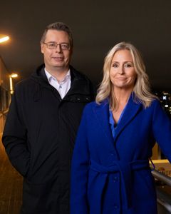 Redaksjonssjef Olav Rønneberg og programleder Cathrine Fossum. Foto: Espen Solli/TV 2.