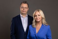 Redaksjonssjef Olav Rønneberg og programleder Cathrine Fossum. Foto: Espen Solli/TV 2.