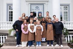 NYE ELEVER PÅ KOKKESKOLEN: Bakerst fra venstre: Karoline Krøvel, Gustav Nilsen, Anders Jacobsen, Robert Stoltenberg og Chris Omdahl. Midtre rad fra venstre: Rektor Eyvind Helstrøm, Arman Surizehi, Eli Kari Gjengedal og Vita Mashadi. Foran fra venstre: Jennie Sofie Lie Pickl, Guri Melby, Anette Hoff, Noman Mubashir og kontakt- og sosiallærer Truls Svendsen.