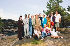 KLARE FOR «FARMEN KJENDIS»: Bak f.v.: William Heimdal, Simon «Rambow» Tedros Negash, Isabel Skolmen, Agnete «Agnetesh» Husebye, programleder Dorthe Skappel, Tarjei Svalastog, Susann Goksør Bjerkrheim, Sarita Sehjpal, Brynjar Meling og Jan Henrik Gladkokken Syversen. Foran f.v.: Caroline Nitter, Victor Sotberg og Johanne Massey.