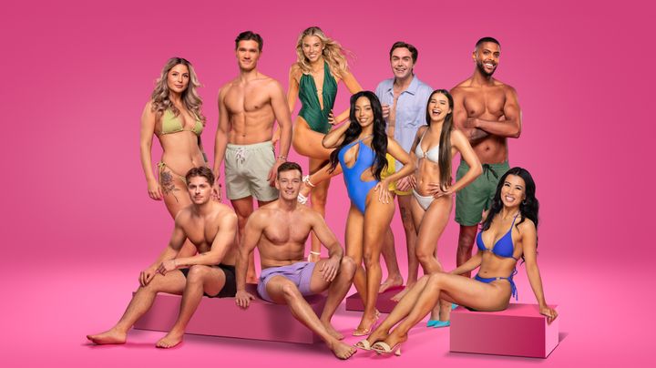 Disse ti har allerede flyttet inn i «Love Island»-villaen på Gran Canaria: F.v. Sunniva Elise Berg Hansen, Martin Garnås Sire, Johan Sandnes, Casper Venstad, Malin Hjelmhaug, Camilla Ellinor Devik, Magnus Pedersen, Lirie Osmani, Jonathan Hailu og Nini Diem. Foto: Espen Solli/TV 2 (montasje).