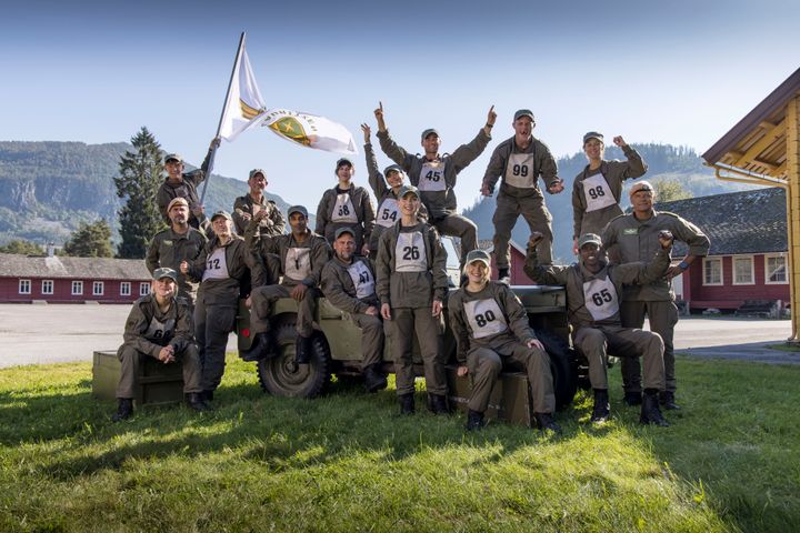 Her er deltakerne i «Kompani Lauritzen» sesong 6: F.v. Emilie Skolmen, Ole Henry Snildalsli, Maria Stavang, Henrik Elvestad, Ravdeep Singh, Frida Homlung, Per Heimly, Caroline Berg Eriksen, Christel Alsos, Magnus Gruer, Tale Torjussen, Morten Thoresen, Ahmed Mamow og Anette Trettebergstuen. Foto: Matti Bernitz/TV 2.