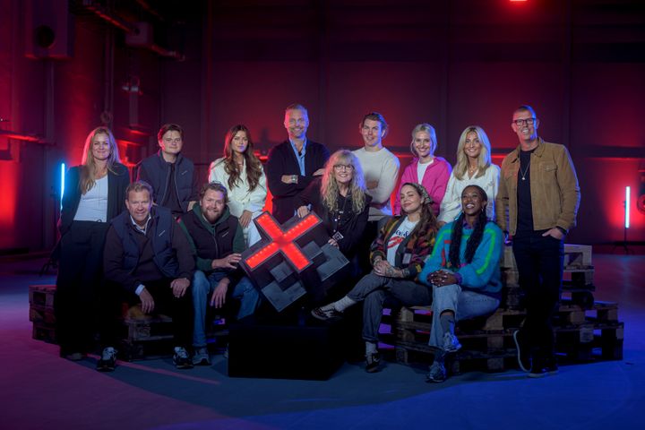 KLARE FOR «SPILLET»-PREMIERE: Siri Kristiansen (bak f.v.), Erlend Mørch, Sofie Karlstad, Jon Hartvig Børrestad, Oskar Westerlin, Anne Rimmen, Hedda Skaug og Jan Fredrik Karlsen. Foran f.v.: Bjarte Hjelmeland, Martin Lepperød, Hanne Krogh, Triana Iglesias og Fatima Deria.