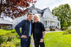 Hit flytter "Hver gang vi møtes"! Programredaktør i TV 2 Trygve Rønningen og Atle Brynestad som eier virksomhetene Thorbjørnrud hotell og Hadeland Glassverk. Foto: Jan-Petter Dahl/TV 2.