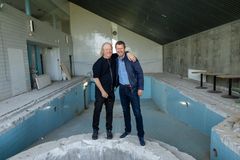 Her i det gamle svømmebassenget skal tv-studio bygges. Atle Brynestad og Trygve Rønningen. Foto: Jan-Petter Dahl/TV 2.
