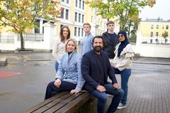 Foran f.v.: Janne Amble og Kadafi Zaman. Bak f.v.: Amanda (Uranienborg), Victor (Uranienborg), Kacper (Bjøråsen) og Falak Noor (Bjøråsen). Foto: Erik Edland/TV 2.