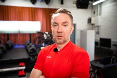 Det blir en tøff affære for Bernt Hulsker når han piskes av Dag Otto inne i Watt-huset. Foto: Kristoffer Søvik/TV 2