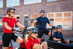 Det fyres av gårde harde meldinger fra alle kanter når konkurranseinstinktet slår inn hos deltakerne. F.v.: Emilie Enger Mehl, Cathrine Fossum, Jon Børrestad og Iselin Guttormsen. Foto: Kristoffer Søvik/TV 2