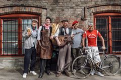 TV 2s sykkelgjeng har allerede begynt å spise baguetter før årets sykkeleventyr i Frankrike starter 5. juli. F.v.: Mats Kaggestad, Christian Paasche, Marius Skjelbæk, Magnus Drivenes og Dag Otto Lauritzen. Foto: Erik Edland/TV 2