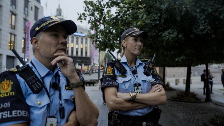 Anders%20og%20Monica%20fra%20%ABPoliti%BB%20skal%20s%F8rge%20for%20at%20en%20demonstrasjon%20ikke%20eskalerer%20i%20Oslo%20sentrum.%20Foto%3A%20Novemberfilm/TV%202.