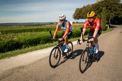 Oskar Westerlin får det tøft når han skal bestige monsterfjellet, Mont Ventoux, sammen med Dag Otto Lauritzen. Foto: Robert Reinlund/TV 2