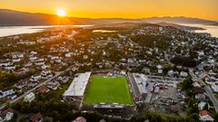 Midnattssol-kampen mellom Tromsø og Molde 5. juli er ett av sommerens store høydepunkt i Eliteserien. Spillerne er tilbake på feltet etter landslagspausen, og kan følges hele sommeren gjennom. Foto: Jan-Petter Dahl/TV 2