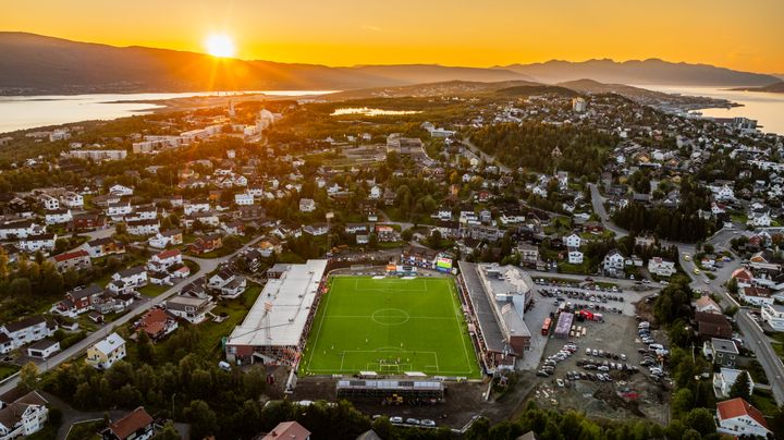 Midnattssol-kampen%20mellom%20Troms%F8%20og%20Molde%205.%20juli%20er%20ett%20av%20sommerens%20store%20h%F8ydepunkt%20i%20Eliteserien.%20Spillerne%20er%20tilbake%20p%E5%20feltet%20etter%20landslagspausen%2C%20og%20kan%20f%F8lges%20hele%20sommeren%20gjennom.%20Foto%3A%20Jan-Petter%20Dahl/TV%202