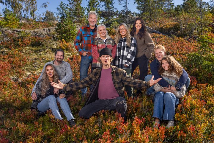 Her er de fire deltakerparene i sesong 2 av Fjellhytta: Malin & Tobias, Dag & Stine, Line & Sandra, Marie Jasmine & Emil. Foto: Espen Solli / TV 2