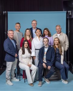 Foran f.v.: Morten Sandøy, Kahni Ismail, Morten Westgaard og Julie Thorsen. Bak f.v.: Aslak Eriksrud, Selma Joner, Arill Riise, Guro Halleraker, Ane Rostad Stokholm og Rune Kjos. Foto: Espen Solli/TV 2.
