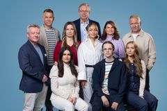 Foran f.v.: Morten Sandøy, Kahni Ismail, Morten Westgaard og Julie Thorsen. Bak f.v.: Aslak Eriksrud, Selma Joner, Arill Riise, Guro Halleraker, Ane Rostad Stokholm og Rune Kjos. Foto: Espen Solli/TV 2.