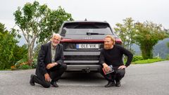 Forfatter Jørgen Jæger og hovedrolleinnehaver Kristofer Hivju foran Jægers bil med nummerskiltet «Ole Vik». Foto: Nordisk Film Production/TV 2.