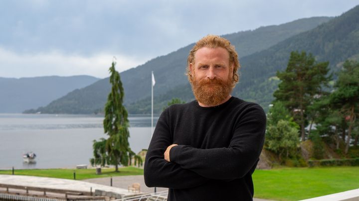 Kristofer Hivju skal spille hovedrollen som Ole Vik i krimserien «Mord i Sogn». Foto: Nordisk Film Production/TV 2.