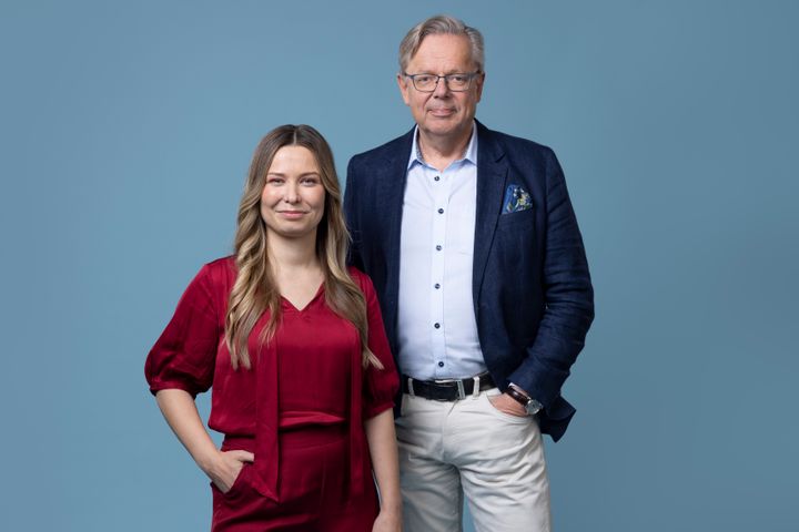 Programlederne Selma Joner og Arill Riise er klare for partilederdebatt fra Bergen tirsdag 19. august. Foto: Espen Solli/TV 2.