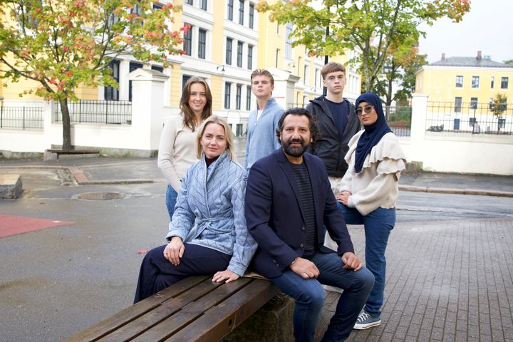 SKOLEBYTTE%3A%20Programlederne%20Janne%20Amble%20og%20Kadafi%20Zaman%20med%20fire%20av%20elevene%20som%20bytter%20skole%20i%20dokumentarserien%20%ABSkolebytte%BB.%20Foran%20f.v.%3A%20Janne%20Amble%20og%20Kadafi%20Zaman.%20Bak%20f.v.%3A%20Amanda%20%28Uranienborg%29%2C%20Victor%20%28Uranienborg%29%2C%20Kacper%20%28Bj%F8r%E5sen%29%20og%20Falak%20Noor%20%28Bj%F8r%E5sen%29.