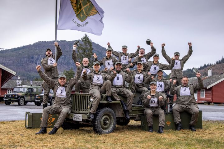 Her er troppen med unge voksne og deres foreldre som skal gjennom befalets knallharde regime på TV 2-skjermen fra 28. oktober. Foto: Matti Bernitz/TV 2.