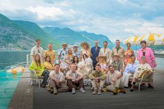 «Hotellet» vises søndager frem mot finalen 21. desember. Bak fra venstre: Mikkel Silset, Stig André Berge, Mohammed Basefer, Karsten Blomvik, Annette Walter Numme, programleder Aslak Maurstad, Michael Hansson, Niklas Silseth Baarli, Alexandra Joner, Anne B. Ragde . Midtre rad: Karoline Andersen, Rosell Utne Berge, Linnea Løtvedt, Anny Isabella Øvrehus, Ingeborg Heldahl, Emilie Voe Nereng, Benjamin Baarli Silseth, Barbara Joner, Eva B. Ragde. Foran: Sander Dale, Herman Dahl, Oskar Westerlin og Petter Westerlin. Foto: Vegard Breie/TV 2.